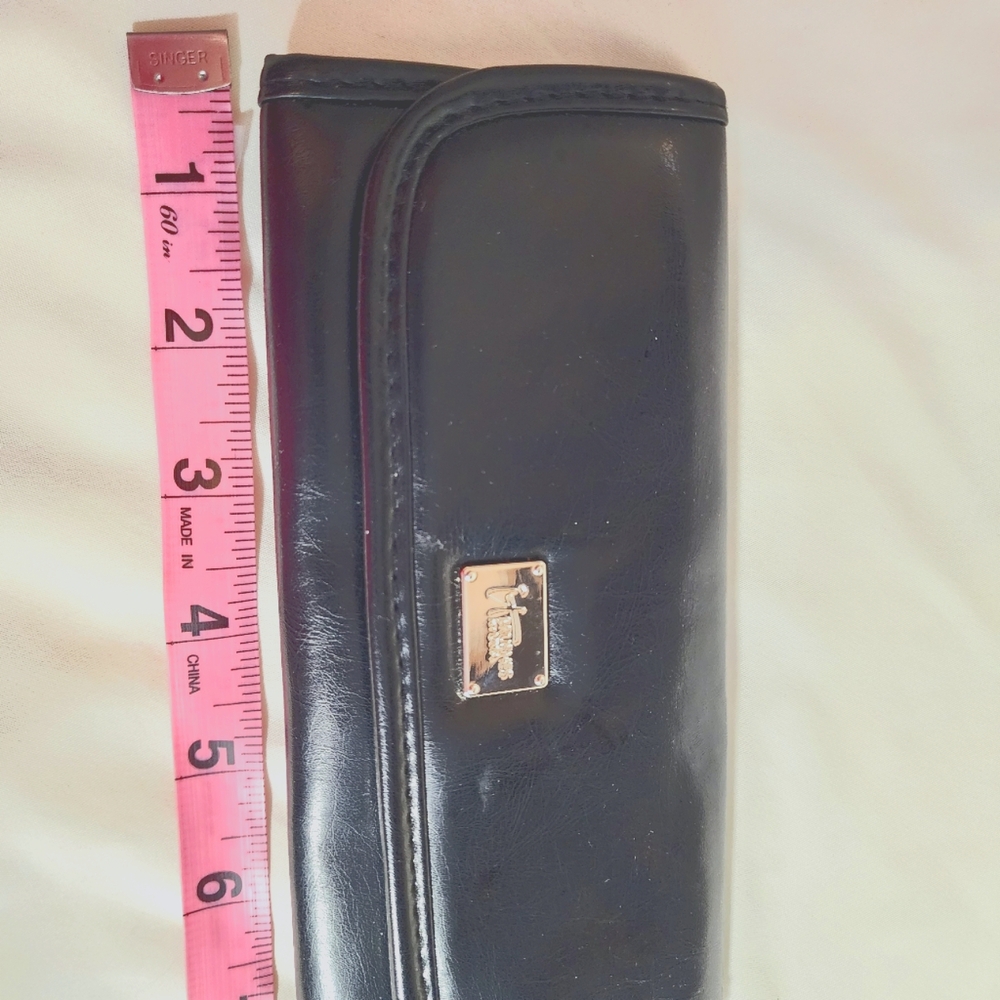 Small IT cosmetics makeup brush holder